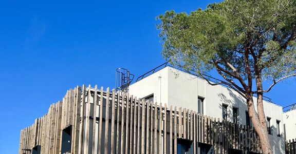 Maison sociale contemporaine en bardage bois – Perpignan